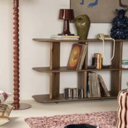 Elegante houten boekenplank met vintage boeken en decoratieve items, geschikt voor een stijlvolle woonkamer inrichting.