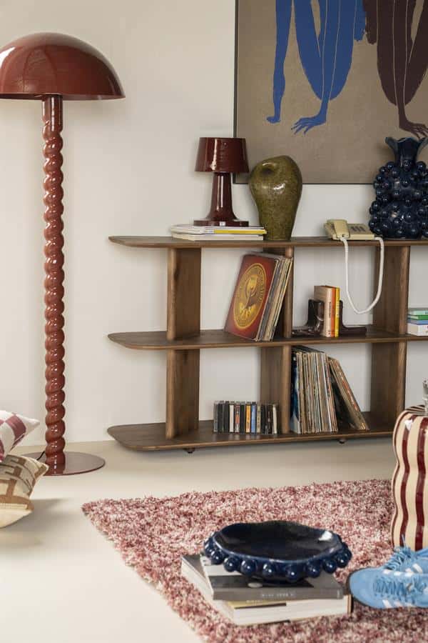 Elegante houten boekenplank met vintage boeken en decoratieve items, geschikt voor een stijlvolle woonkamer inrichting.