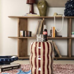 Unieke houten tafel met opvallende verticaal gestreepte patroon, ideaal als salontafel of bijzettafel van Mokana Meubelen.