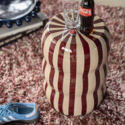 Betonbijzettafel met reliëf en strepen, multifunctioneel, lounge accessoire, industrieel interieur, stijlvolle meubeldecoratie.