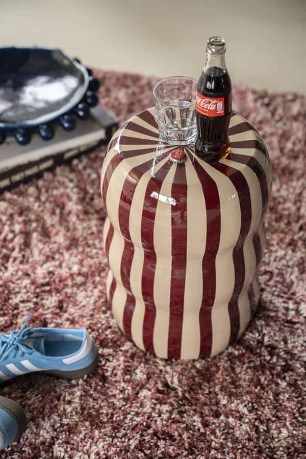 Betonbijzettafel met reliëf en strepen, multifunctioneel, lounge accessoire, industrieel interieur, stijlvolle meubeldecoratie.