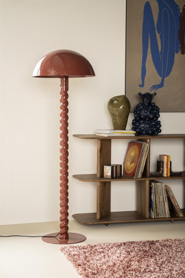 Unieke design vloerlamp met gedraaide standaard en ronde kap, gecombineerd met houten boekenkast en decoratieve vazen in een modern interieur. Perfect voor stijlvolle woonkamer of studeerkamer.