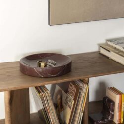 Marmeren sierbakje met horloges op houten boekenplank, stijlvolle houten meubels, design woonaccessoires, Scandinavisch interieur, Mokana meubels.