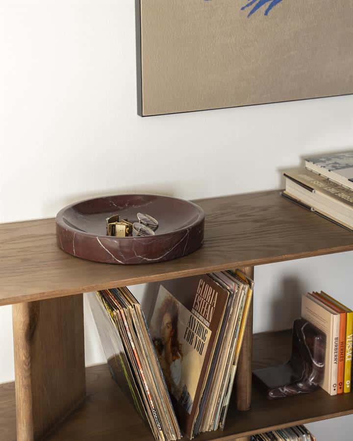 Marmeren sierbakje met horloges op houten boekenplank, stijlvolle houten meubels, design woonaccessoires, Scandinavisch interieur, Mokana meubels.