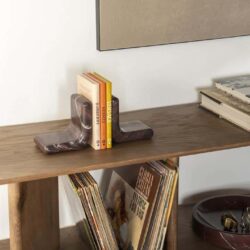 Elegante houten boekenplank met natuurhouten afwerking, perfect voor woon- of kantoorinterieur.