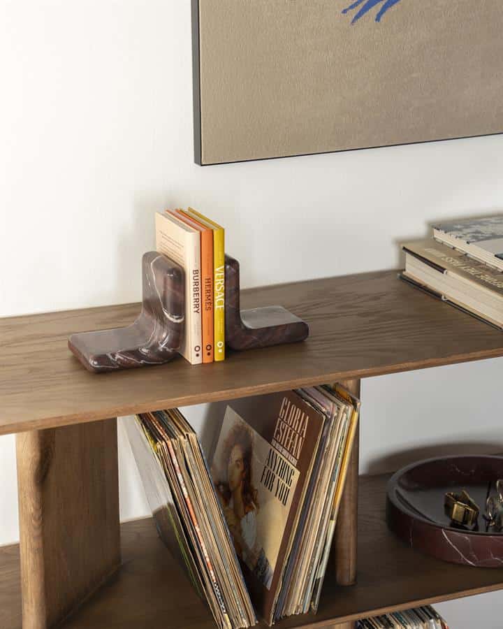 Elegante houten boekenplank met natuurhouten afwerking, perfect voor woon- of kantoorinterieur.