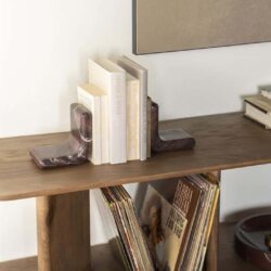 Stenen L-vorm meubelboeksteun voor tijdschriften en boeken, perfect voor vintage en moderne boekenkasten, gemaakt van marmer en kunststof.