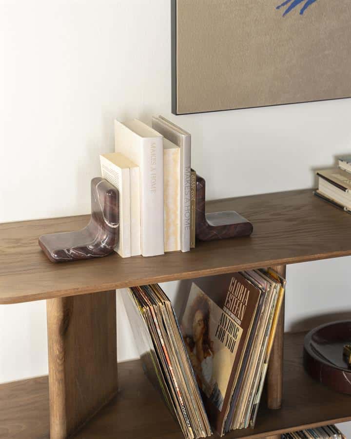 Stenen L-vorm meubelboeksteun voor tijdschriften en boeken, perfect voor vintage en moderne boekenkasten, gemaakt van marmer en kunststof.