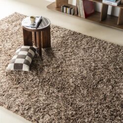 -een dicht geweven beige en bruin gekleurde vloerbedekking voor woonkamer, slaapkamer of kantoor.