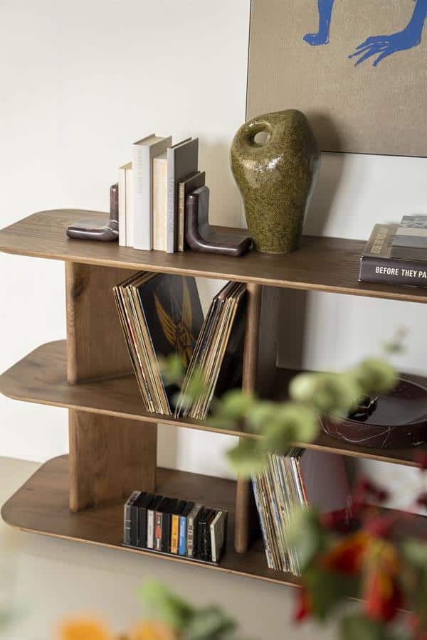 Natuurhouten boekenkast met decoratieve vazen en kunstboeken, ideaal voor een stijlvol interieur.