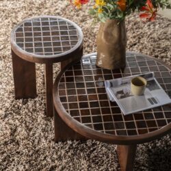 Karafon tables met houten onderstellen en tegelpatroon, decoratief en functioneel meubelstuk voor woonkamer of lounge, perfect voor modern interieur.