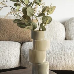 Elegant vaas met kunstbloemen in een trendy woonkamer, perfect voor moderne interieurdecoratie, geschikt voor woonkamer, trappenhuis of kantoor, onderdeel van Mokana Meubelen collectie.