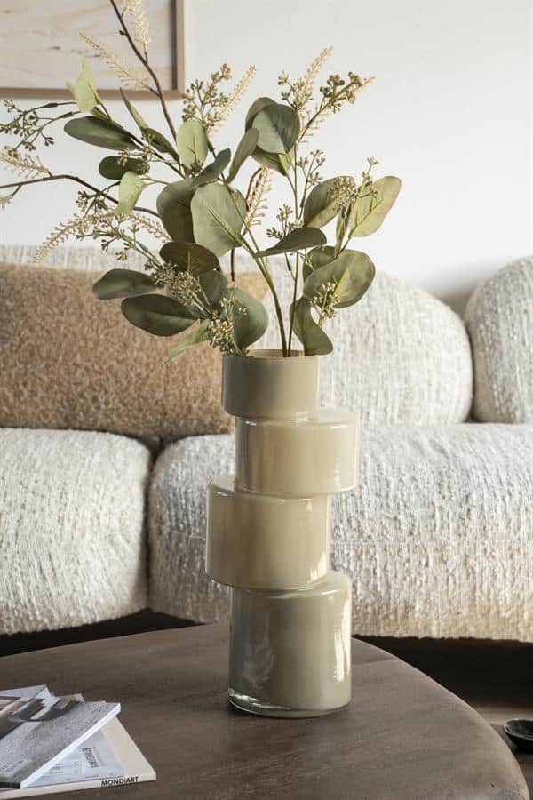 Elegant vaas met kunstbloemen in een trendy woonkamer, perfect voor moderne interieurdecoratie, geschikt voor woonkamer, trappenhuis of kantoor, onderdeel van Mokana Meubelen collectie.