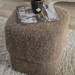 Hoogwaardige stoffen poef in neutrale tinten voor modern interieur.