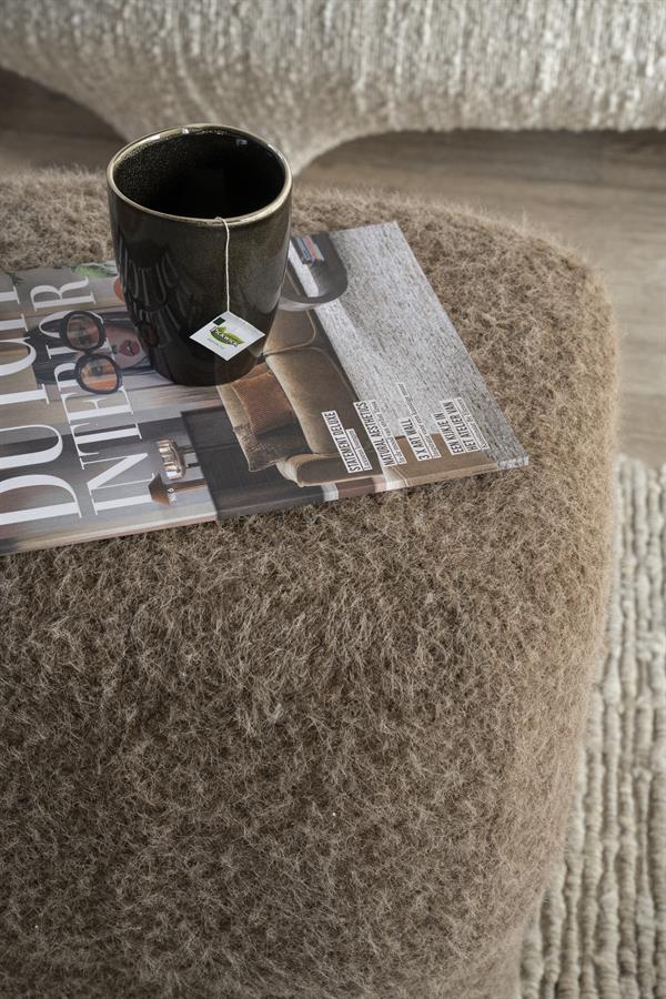 Zachte, wollen meubelpoef in neutraal bruin, ideaal voor woonaccessoires en comfort.