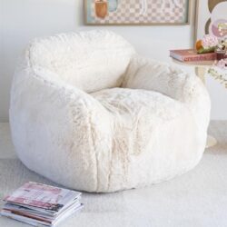 Lounge fauteuil bedekt met zachte witte faux fur stof voor een gezellige en comfortabele uitstraling in elke woonkamer, perfect voor ontspanning en styling.