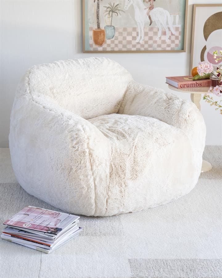 Lounge fauteuil bedekt met zachte witte faux fur stof voor een gezellige en comfortabele uitstraling in elke woonkamer, perfect voor ontspanning en styling.