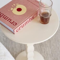Crumb boek op een wit bijzettafeltje met een halfvolle glas cola, stijlvolle interieuraccessoires, Scandinavisch design, modern woonconcept, gezellig sfeer, Mokana Meubelen, kwalitatieve meubels, interieur inspiratie, design classics.