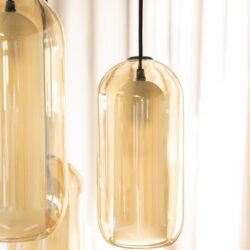 Mooi gouden hanglampen, moderne interieurverlichting, stijlvolle woonaccessoires, elegante verlichting voor woonkamer, design hanglampen van Mokana Meubelen.