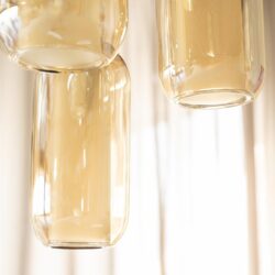 Vazen van doorzichtig glas, elegante hanglamp decoratieve verlichting, modern interieuraccessoire, stijlvolle woonaccessoires, luxe sfeercreatie, Mokana Meubelen.