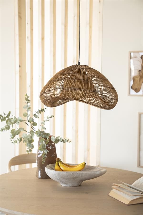 Elegante houten hanglamp boven een eettafel met vazen en fruit in een modern interieur.