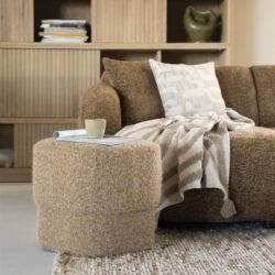 Klein, rond bijzettafeltje in zachte beige stof voor een warme woonkamerstijl.