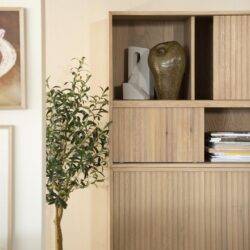 Natuurlijke houten woonkamerkast met decoratieve vazen en boeken, modern design interieur.