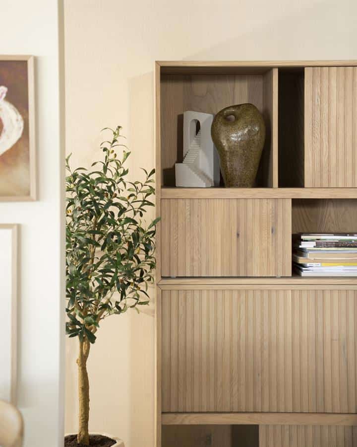 Natuurlijke houten woonkamerkast met decoratieve vazen en boeken, modern design interieur.