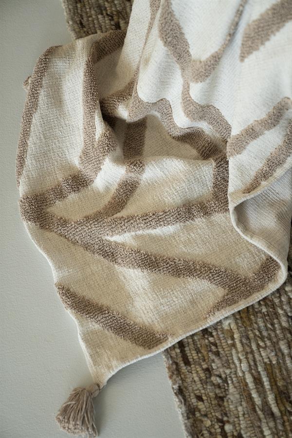 Zweeds tapijt met beige en bruin geometrisch patroon, perfect voor moderne interieurdecoration.