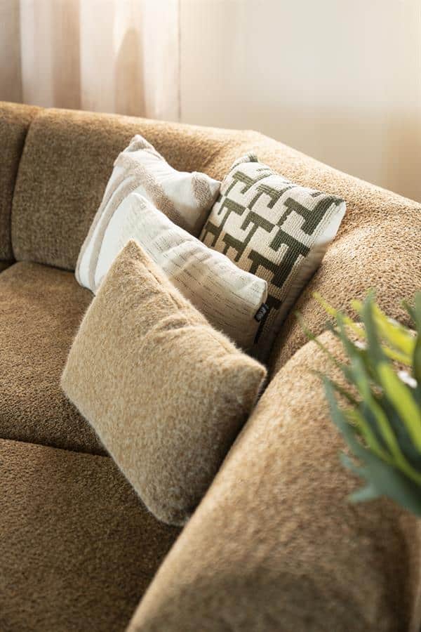 Kussens op een warme, вelours bank voor comfort en stijl, perfect voor een modern interieur.