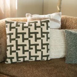 Stoffkussens op een bank in een gezellig interieur, modern en comfortabel, perfecte toevoeging voor warme woonkamer decoratie.