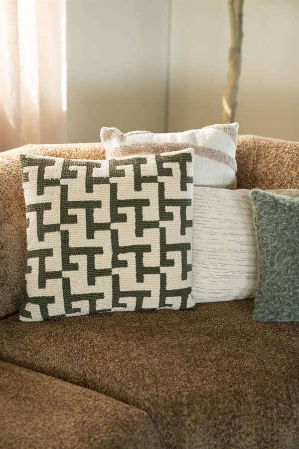 Stoffkussens op een bank in een gezellig interieur, modern en comfortabel, perfecte toevoeging voor warme woonkamer decoratie.