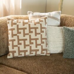 Hogeresolutie close-up van stijlvolle sierkussens op een comfortabele bank in een modern interieur, perfect voor duurzame en stijlvolle meubeloplossingen.
