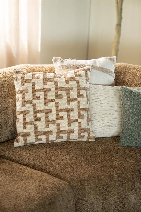 Hogeresolutie close-up van stijlvolle sierkussens op een comfortabele bank in een modern interieur, perfect voor duurzame en stijlvolle meubeloplossingen.