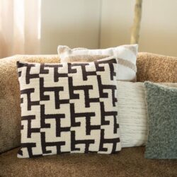 Gezellige woonkamer met stijlvolle kussens op een plush bank, modern interieur en natuurlijk licht. Perfect voor een comfortabele en elegante leefruimte met Mokana Meubelen.