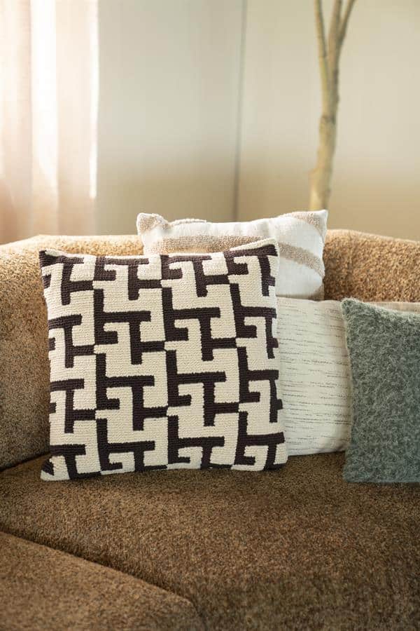 Gezellige woonkamer met stijlvolle kussens op een plush bank, modern interieur en natuurlijk licht. Perfect voor een comfortabele en elegante leefruimte met Mokana Meubelen.
