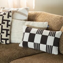 Kussens op een comfortabele bank, modern en stijlvol decor, interieur styling, trendy woonaccessoires, zwart-wit geometrisch patroon, gezellige woonkamer setting, landelijke en industriële stijl, design kussens, woninginrichting, ultiem comfort en design.