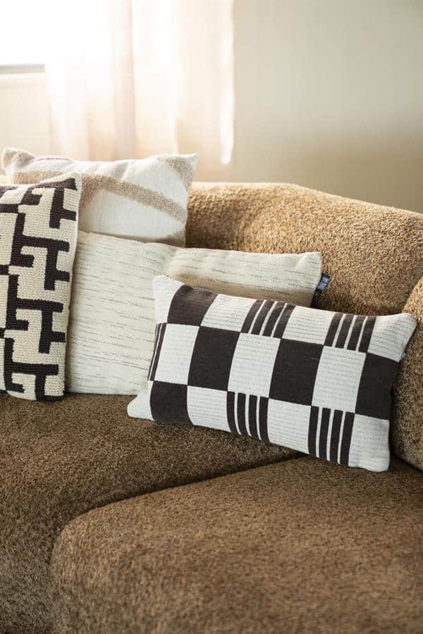Kussens op een comfortabele bank, modern en stijlvol decor, interieur styling, trendy woonaccessoires, zwart-wit geometrisch patroon, gezellige woonkamer setting, landelijke en industriële stijl, design kussens, woninginrichting, ultiem comfort en design.