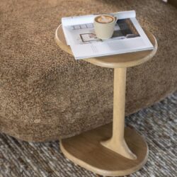 Bamboe bijzettafel naast bank met koffie en magazine, modern houten nachtkastje, multifunctionele woonkamerdecor, Scandinavisch interieur design, stijlvolle en functionele meubelaccessoire.