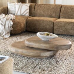 Elegante houten salontafel in moderne woonkamer met comfortabele bank en Scandinavisch interieur, ideaal voor woninginrichting en design meubelen.