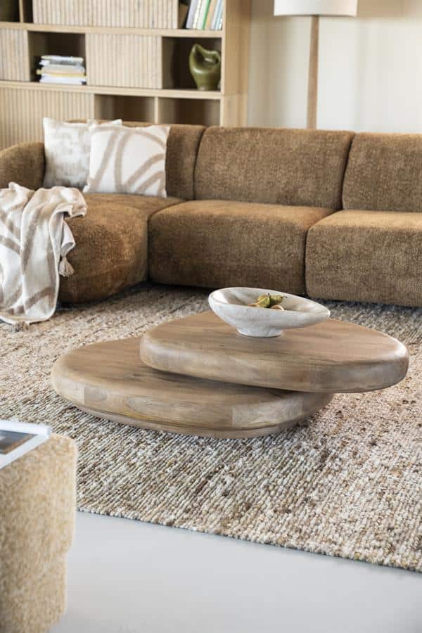 Elegante houten salontafel in moderne woonkamer met comfortabele bank en Scandinavisch interieur, ideaal voor woninginrichting en design meubelen.