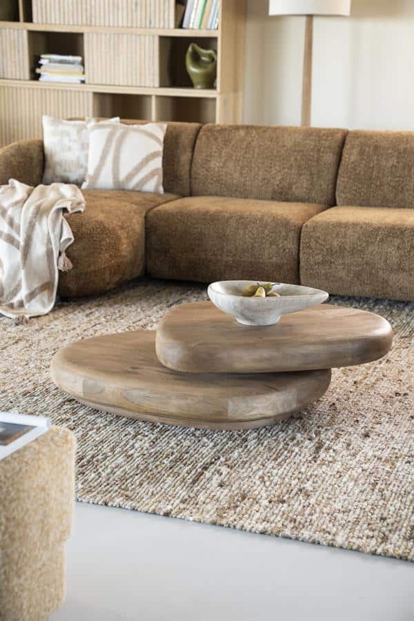 Duurzaam houten salontafel met organisch ontwerp in woonkamer.