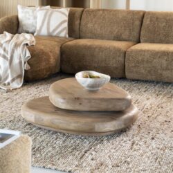 Strak houten salontafel met natuurlijke afwerking op een beige stoffen bank in een modern woonkamer. Elegant en functioneel meubel voor stijlvolle interieurs.