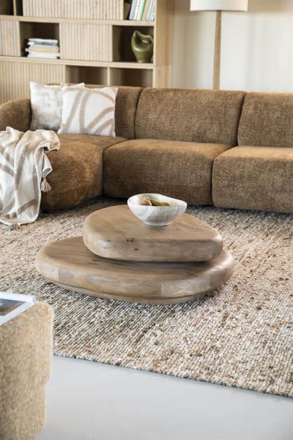 Strak houten salontafel met natuurlijke afwerking op een beige stoffen bank in een modern woonkamer. Elegant en functioneel meubel voor stijlvolle interieurs.