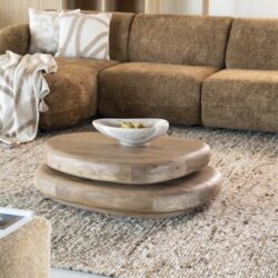 Rustieke houten salontafel in landelijke woonkamer, moderne en natuurlijke uitstraling, Mokana meubels, stijlvolle woonaccessoires, duurzame houtproducten, design tafels voor woonkamer.