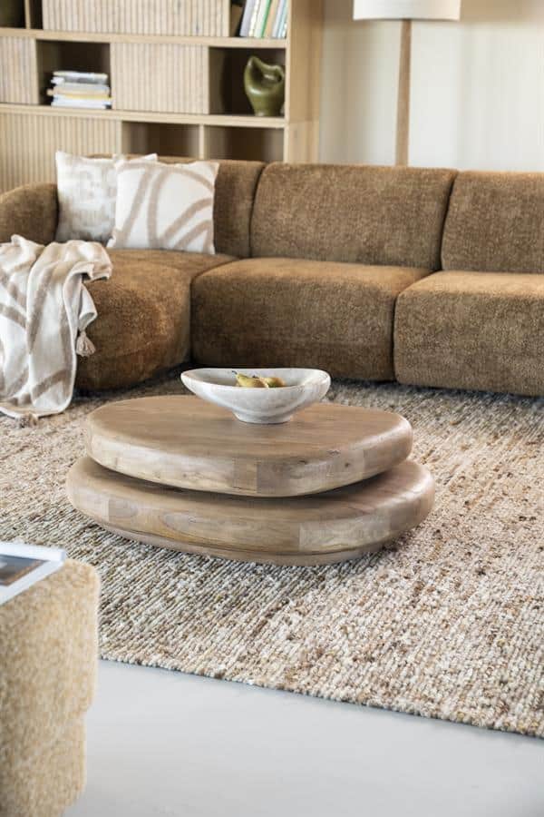 Rustieke houten salontafel in landelijke woonkamer, moderne en natuurlijke uitstraling, Mokana meubels, stijlvolle woonaccessoires, duurzame houtproducten, design tafels voor woonkamer.