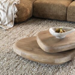 Natuurlijke houten salontafel met organisch ontwerp, perfect voor een moderne en gezellige woonkamer. Gemaakt van duurzaam hout, combineert stijl met functionaliteit.