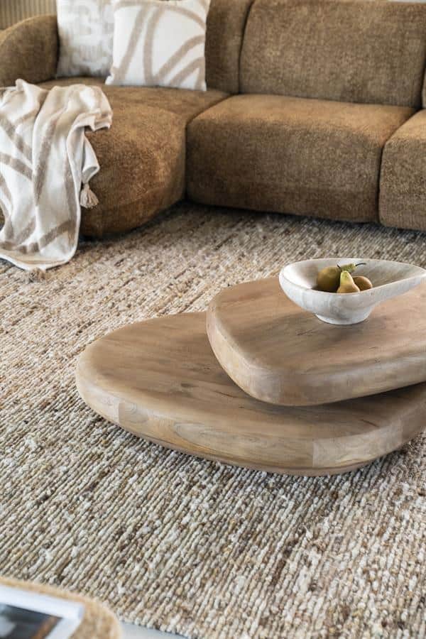 Natuurlijke houten salontafel met organisch ontwerp, perfect voor een moderne en gezellige woonkamer. Gemaakt van duurzaam hout, combineert stijl met functionaliteit.