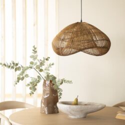 Zweeflampenkap gemaakt van natuurlijke materialen, geschikt voor moderne en Scandinavische interieurstijl.