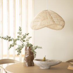 Moderne houten eettafel met natuurstenen fruitschaal en groene eucalyptus in vaas, stijlvolle eettafel decoratie, Scandinavische woonstijl, lichte en natuurlijke interieurstijl.